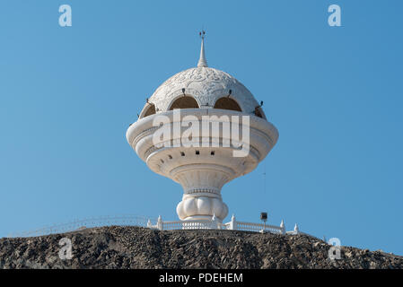 Weißer Marmor Struktur und Aussichtsplattform in der Form eines Schiffes im Weihrauch Riyam Park in Mutrah (alten) Muscat, Oman Stockfoto