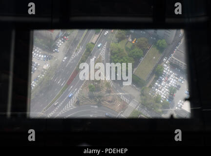 Der Ausblick auf die Stadt, hohe Lebensdauer, Districs, den Fluss Huangpu, den Verkehr, World Trade Center Blick auf Pudong, Shanghai, China, VR China, Volksrepublik China Stockfoto