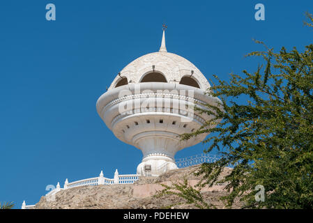 Weißer Marmor Struktur und Aussichtsplattform in der Form eines Schiffes im Weihrauch Riyam Park in Mutrah (alten) Muscat, Oman Stockfoto