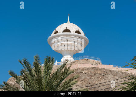 Weißer Marmor Struktur und Aussichtsplattform in der Form eines Schiffes im Weihrauch Riyam Park in Mutrah (alten) Muscat, Oman Stockfoto