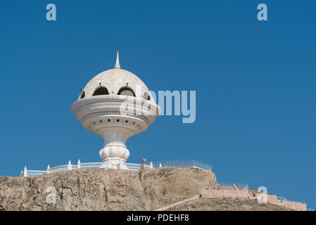 Weißer Marmor Struktur und Aussichtsplattform in der Form eines Schiffes im Weihrauch Riyam Park in Mutrah (alten) Muscat, Oman Stockfoto