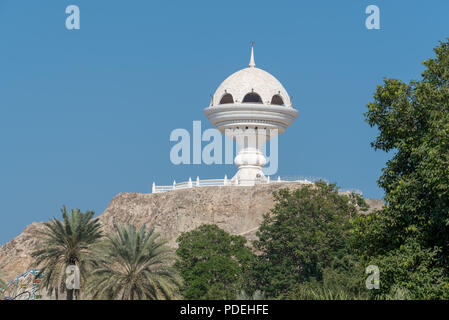 Weißer Marmor Struktur und Aussichtsplattform in der Form eines Schiffes im Weihrauch Riyam Park in Mutrah (alten) Muscat, Oman Stockfoto