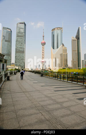 Der Ausblick auf die Stadt, hohe Lebensdauer, Districs, den Fluss Huangpu, den Verkehr, World Trade Center Blick auf Pudong, Shanghai, China, VR China, Volksrepublik China Stockfoto