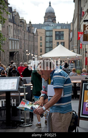 Touristen Blick auf die Landkarte, Edinburgh Fringe Festival, Edinburgh, Schottland, Großbritannien Stockfoto