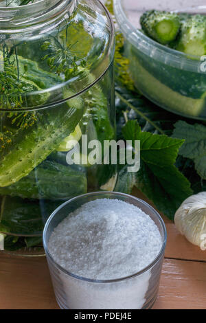 Ein Blick von Oben auf die Gurken im Glas bei Salzen. Das Konzept der Nahrungsmittel für den Winter Stockfoto