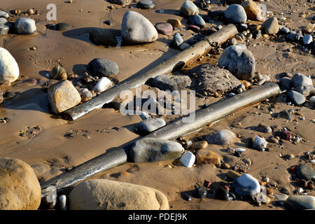 Bleibt der Zweite Weltkrieg RP3 British Aircraft 3 Zoll Rakete Geschosse am Strand von Skipsea, Großbritannien. Ein Krieg Schießplatz. Stockfoto