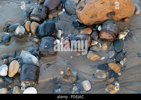 Bleibt der Zweite Weltkrieg RP3 British Aircraft 3 Zoll Rakete Geschosse am Strand von Skipsea, Großbritannien. Ein Krieg Schießplatz. Stockfoto