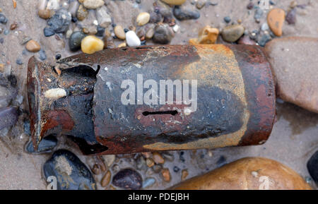 Bleibt der Zweite Weltkrieg RP3 British Aircraft 3 Zoll Rakete Geschosse am Strand von Skipsea, Großbritannien. Ein Krieg Schießplatz. Stockfoto