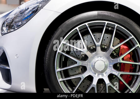 Details Serie. Sauber, super Auto cd-Bremse. Rot Felgen von Sportwagen. Stockfoto