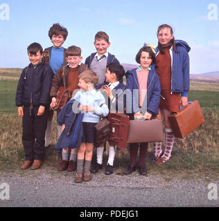 1960, historische, Gruppe der aufgeregten Kinder zusammen auf dem Rückweg von der Schule, bei der lochboisdale, South Uist, Western Isles, Scottish Highlands, Schottland. Stockfoto