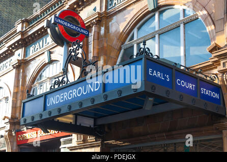 LONDON, Großbritannien - 12 Oktober, 2009 - Haupteingang von Court U-Bahnstation Earl's in London. Stockfoto