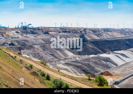 Enorme Schaufelradbagger im Tagebau Braunkohle braun-Coal Mine Garzweiler, Deutschland Stockfoto