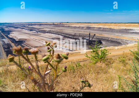 Enorme Schaufelradbagger im Tagebau Braunkohle braun-Coal Mine Garzweiler, Deutschland Stockfoto