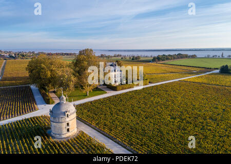 Frankreich, Gironde, Medoc, Pauillac, Château Latour, den berühmten Turm und die Mündung der Gironde im Hintergrund (Luftbild) // Frankreich, Gironde (33), Médoc, Pau Stockfoto