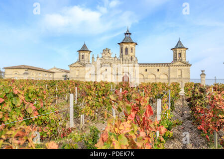 Frankreich, Gironde, Medoc, Saint Estephe, Chateau Cos d'Estournel aus den Weinbergen gesehen // Frankreich, Gironde (33), Médoc, Saint-Estèphe Château Cos d'Es Stockfoto