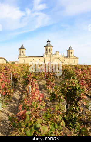 Frankreich, Gironde, Medoc, Saint Estephe, Chateau Cos d'Estournel aus den Weinbergen gesehen // Frankreich, Gironde (33), Médoc, Saint-Estèphe Château Cos d'Es Stockfoto