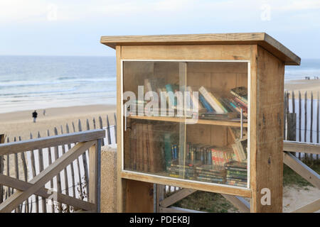 Frankreich, Gironde, Côte d'Argent, Lacanau, Lacanau Ocean, box Bücher am Strand // Frankreich, Gironde (33), Côte d'Argent, Lacanau, Lacanau-Océan, Boîte à Stockfoto