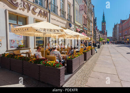 Danzig Cafe, Ansicht von Menschen entspannend außerhalb ein Cafe in Dlugi Targ (Langen Markt), der Hauptstraße in der Altstadt von Danzig, Polen. Stockfoto