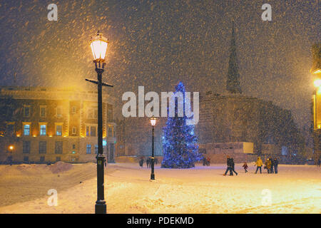Blaue Weihnachtsbaum im Schnee an Weihnachten im Dome Square in Riga Stockfoto