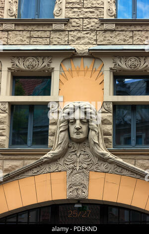 Berühmten Reliefs auf der Fassade mit einer Reflexion in den Fenstern der Altstadt von Riga. Stockfoto