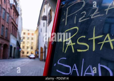 Cafe Menü auf einem Graphit farbige Kreide auf der Straße der Altstadt, die zu Beginn der Saison geschrieben Stockfoto