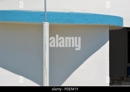 Runde Architekturen am Strand Stockfoto