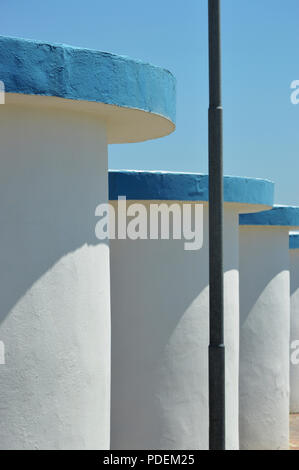 Runde Architekturen am Strand Stockfoto