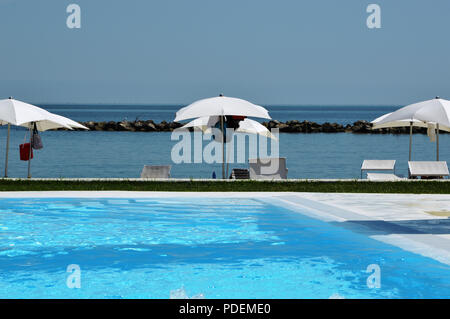 Schwimmbad am Strand Stockfoto