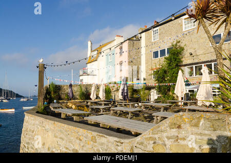 Der Garten des Ferry Inn Pub mit Blick auf die Mündung in der hübschen segeln Stadt Salcombe in South Hams, Devon, England Stockfoto