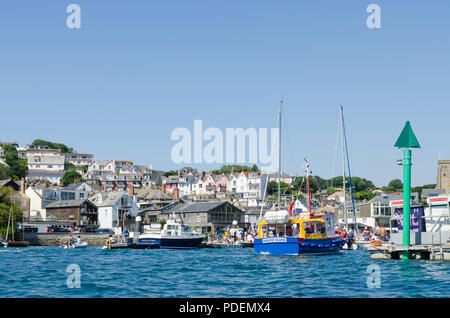 Die Waterfront der hübschen segeln Stadt Salcombe in South Hams, Devon, England gesehen von der Mündung Stockfoto