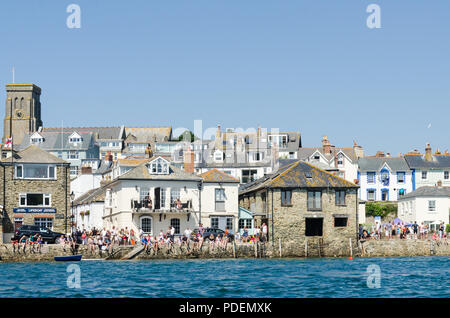 Die Waterfront der hübschen segeln Stadt Salcombe in South Hams, Devon, England gesehen von der Mündung Stockfoto