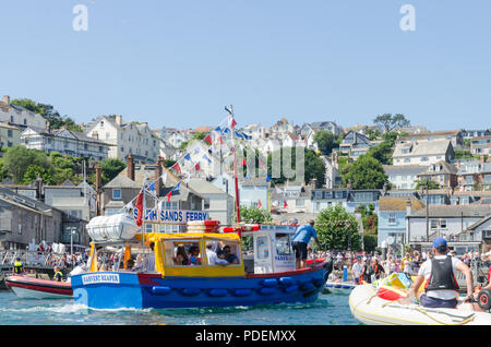 Die Waterfront der hübschen segeln Stadt Salcombe in South Hams, Devon, England gesehen von der Mündung Stockfoto