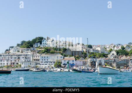 Die Waterfront der hübschen segeln Stadt Salcombe in South Hams, Devon, England gesehen von der Mündung Stockfoto