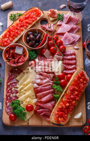 Vorstand der Wurst, Käse und Brot mit Wein Stockfoto