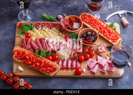 Schneidbrett verschiedene Wurstwaren, Käse, Brot und Wein Stockfoto