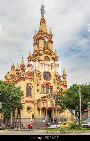 Medellin, Kolumbien - 24. März 2018: Menschen, die Jesus von Nazareth Kirche in Medellin, Kolumbien. Es gilt als eines der schönsten Kirche Stockfoto