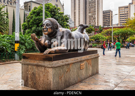 Medellin, Kolumbien, 24. März 2018: Touristen zu Fuß durch Botero Skulpturen an Botero Plaza in Medellin, Kolumbien. Er spendete 23 Skulpturen zu Stockfoto