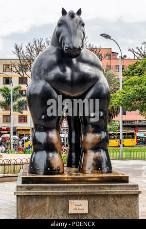 Medellin, Kolumbien, 24. März 2018: Touristen zu Fuß durch Botero Skulpturen an Botero Plaza in Medellin, Kolumbien. Er spendete 23 Skulpturen zu Stockfoto