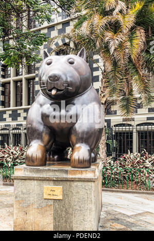 Medellin, Kolumbien, 24. März 2018: Touristen zu Fuß durch Botero Skulpturen an Botero Plaza in Medellin, Kolumbien. Er spendete 23 Skulpturen zu Stockfoto