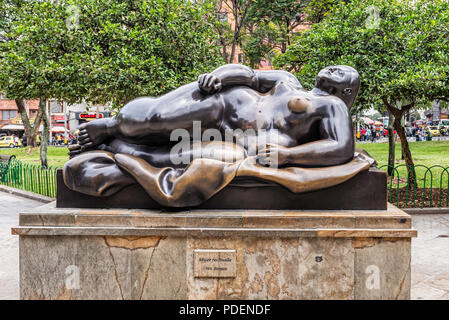 Medellin, Kolumbien, 24. März 2018: Touristen zu Fuß durch Botero Skulpturen an Botero Plaza in Medellin, Kolumbien. Er spendete 23 Skulpturen zu Stockfoto