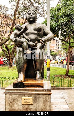 Medellin, Kolumbien, 24. März 2018: Touristen zu Fuß durch Botero Skulpturen an Botero Plaza in Medellin, Kolumbien. Er spendete 23 Skulpturen zu Stockfoto