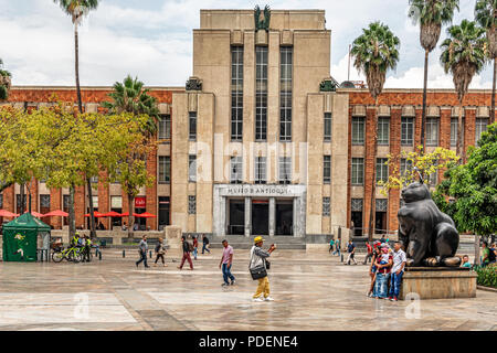 Medellin, Kolumbien, 24. März 2018: Touristen Bild bei Botero Botero Skulpturen Skulptur am Marktplatz in Medellin, Kolumbien entfernt. Eingang Stockfoto