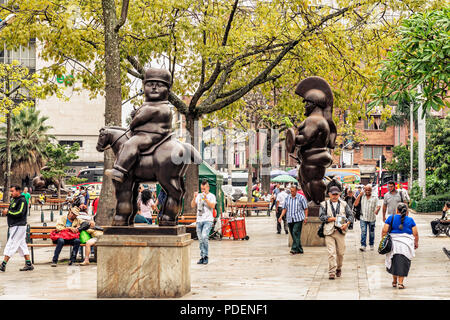 Medellin, Kolumbien, 24. März 2018: Touristen zu Fuß durch Botero Skulpturen an Botero Plaza in Medellin, Kolumbien. Er spendete 23 Skulpturen zu Stockfoto