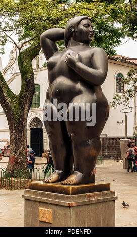 Medellin, Kolumbien, 24. März 2018: Touristen zu Fuß durch Botero Skulpturen an Botero Plaza in Medellin, Kolumbien. Er spendete 23 Skulpturen zu Stockfoto