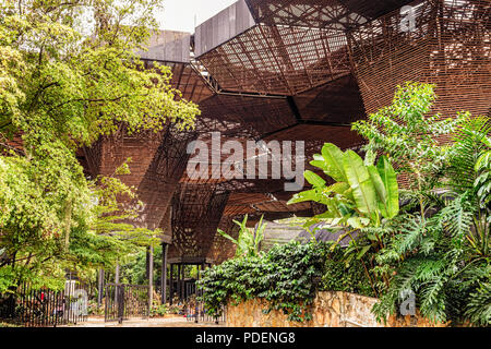 Medellin, Kolumbien - 24. März 2018: der modernen Architektur Holz- Struktur in einem botanischen Garten in Medellin, Antioquia, Kolumbien Stockfoto