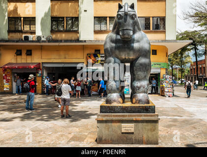 Medellin, Kolumbien, 24. März 2018: Touristen zu Fuß durch Botero Skulpturen in Medellin, Kolumbien. Botero spendete 23 Skulpturen in seine Heimatstadt Stockfoto