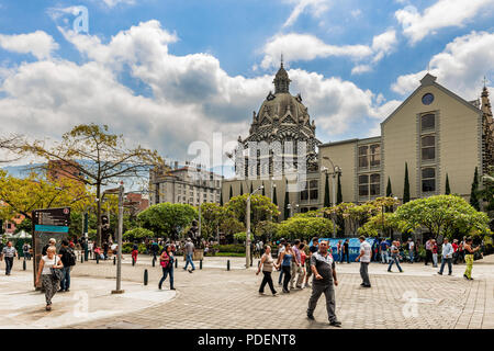 Medellin, Kolumbien - 26. März 2018: Touristen gehen an Botero Plaza in Medellin, Kolumbien. Im Hintergrund ist Palast der Kultur Rafael Uribe und Stockfoto