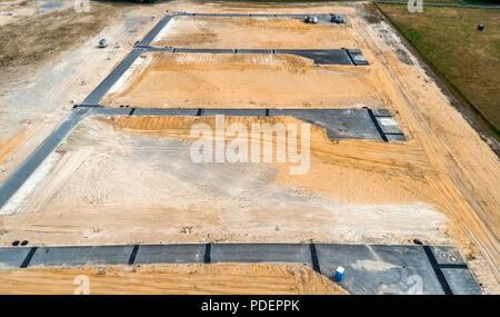 Luftbild von der Baustelle für eine neue Entwicklung mit vier asphaltierte Sackgassen und der Sand Planum. Stockfoto