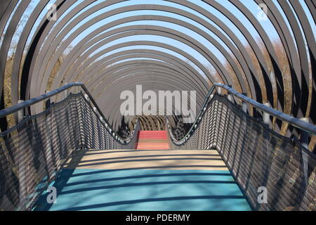 Verführerische Federn zum Ruhm Brücke in Oberhausen Ruhrgebiet Stockfoto