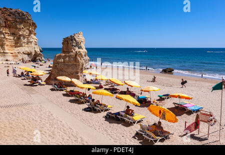 Felsformationen in Praia dos Tres Castelos Strand, Portimão, Algarve, Portugal. Stockfoto